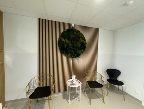 Tableau végétal stabilisé pour un hall d'accueil médical